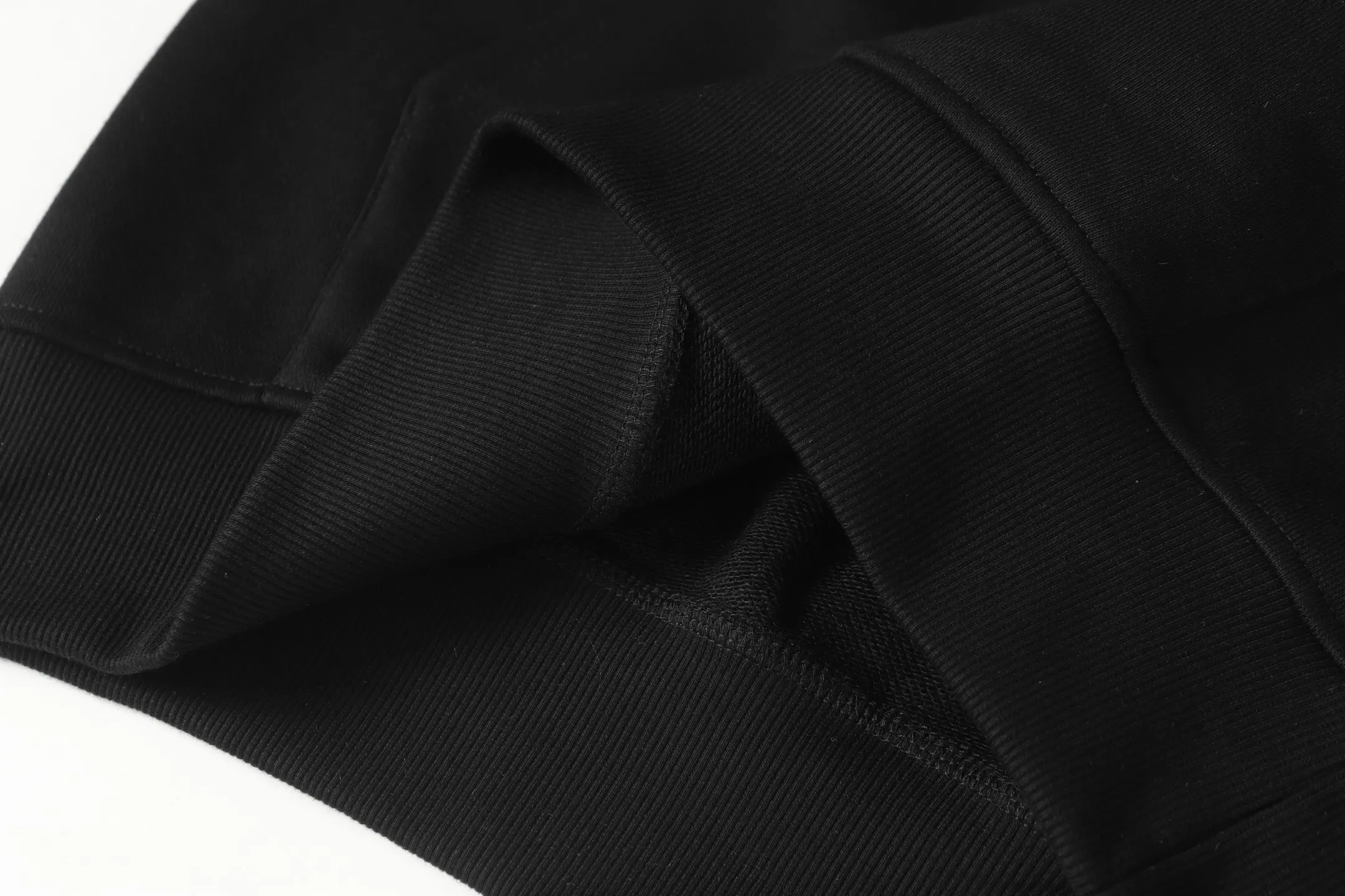P240 Cross-border running quantity model, please do not place an order if you pursue quality - Chrome Hearts/Chrome Hearts Hong Kong Limited Horseshoe Sanskrit Printed Hooded Sweatshirt - High weight, high density and high quality. The wool is soft, delicate and skin-friendly. Soft and silky to the touch. Excellent warmth and skin-friendly properties. - Custom-woven and custom-dyed, no color difference. No matter the fabric or workmanship details, it beats the ordinary version on the market. - Hardware zipper accessories are all customized, full of details - Color: black - Size: S M L XL